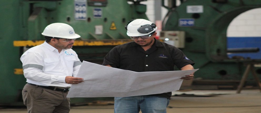 Ingenieros de IIA revisando planos en planta