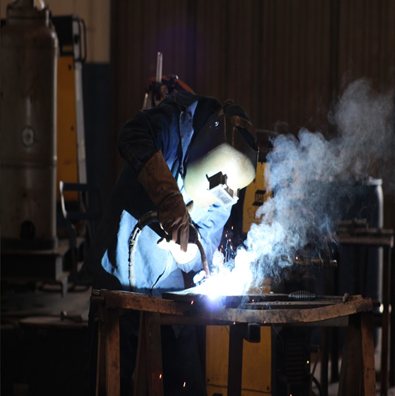 Soldador de IIA trabajando