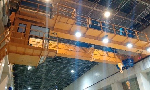 Grúa puente en nave industrial