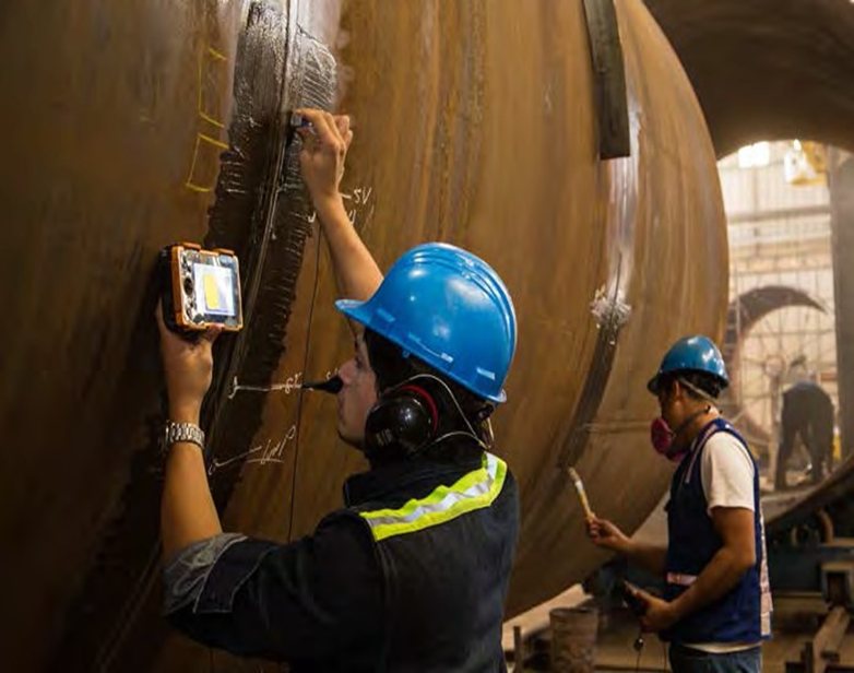 Inspector de IIA realizando ultrasonido sobre tubería