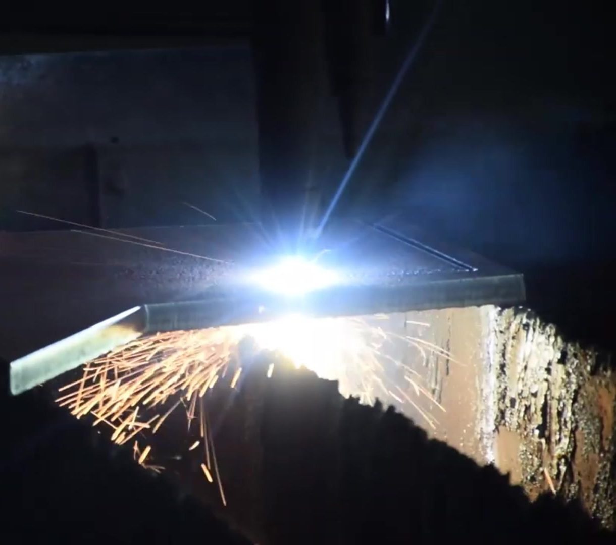 Corte de lámina en la cortadora CNC de plasma