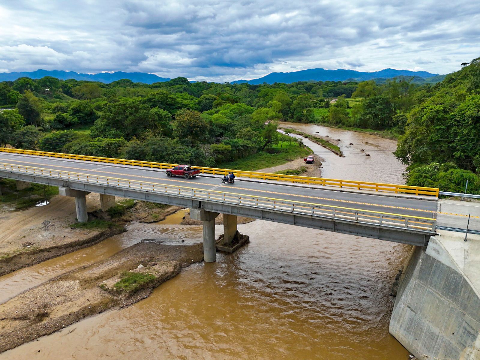 Puente de acero Guayambre sobre el río