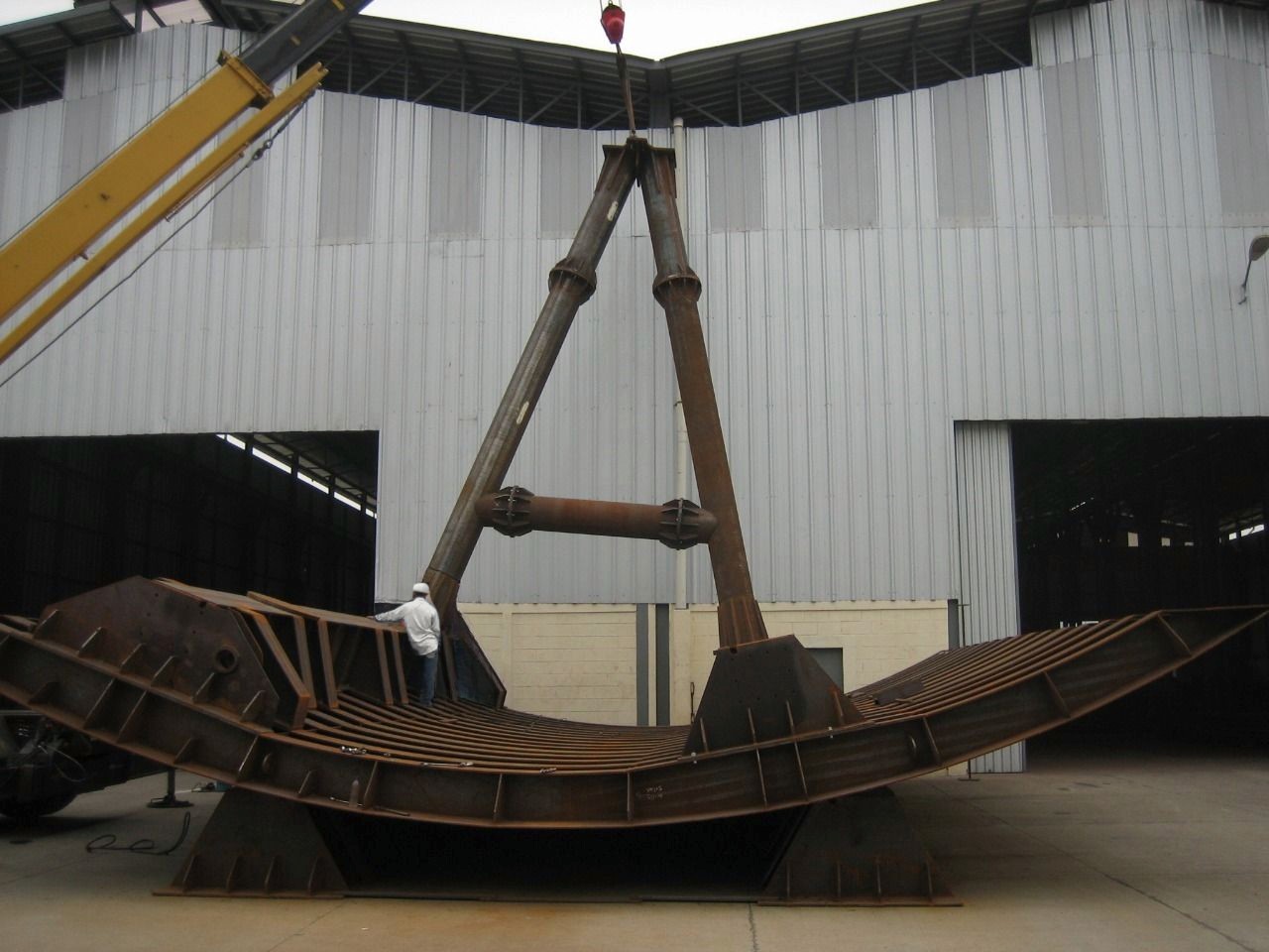 Compuerta radial suspendida durante su fabricación